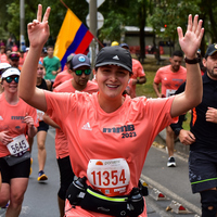 Corredores felices en la media maratón de Bogotá 2023