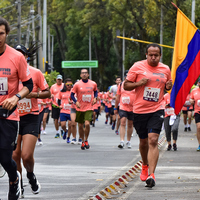Corredores disfrutando del paisaje urbano en la media maratón de Bogotá 2023