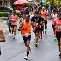 Grupo de corredores de diferentes edades media maratón de Bogotá 2023