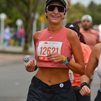Mujer corriendo feliz 21K
