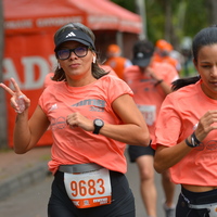 Corredoras con camisetas temáticas en la media maratón de Bogotá 2023