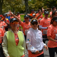 Grupo de corredores sonrientes en la media maratón de Bogotá 2023