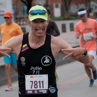 Hombre veterano corriendo la maraton bogota