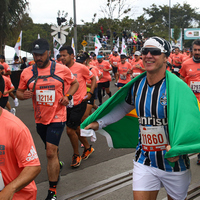 Grupo de atletas de diferentes nacionalidades corriendo en Bogotá