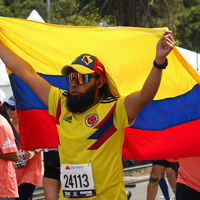Hombre corriendo con bandera de Bogotá