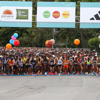 Corredores en la línea de salida de la media maratón de Bogotá 2023