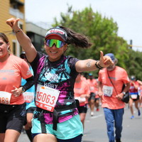 Mujer corriendo feliz 21K, Parque el Virrey