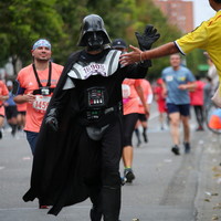 Darth Vader cruzando la carrera por el Parque el Virrey
