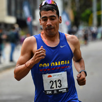 Corredor disfrutando de la media maratón de Bogotá 2023
