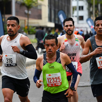 Atletas de diferentes nacionalidades participando en la media maratón de Bogotá 2023