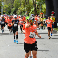 Hombre en plano señalando maraton