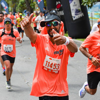 Hombre feliz conquistando la media maratón de Bogotá