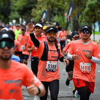 Corredores disfrutando del paisaje en la media maratón de Bogotá 2023