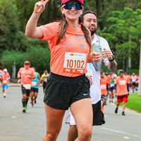 Mujer corriendo en carrera atletica