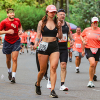 Grupo de corredores avanzando en la media maratón de Bogotá 2023
