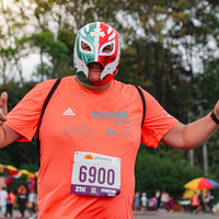 Participantes con disfraces en la media maratón de Bogotá 2023