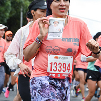 Participantes compartiendo la alegría de la media maratón de Bogotá 2023
