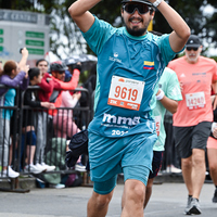 Participantes con disfraces chistosos en la media maratón de Bogotá 2023