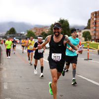 Atletas demostrando resistencia en la media maratón de Bogotá 2023