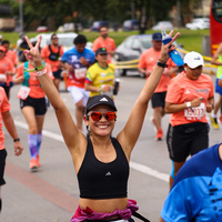 Corredora sonriente en la media maraton