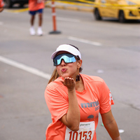 Corredora mandando un beso a la camara en la maraton