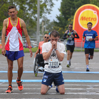 Grupo de corredores cruzando la meta en la media maratón de Bogotá 2023