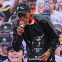 Atleta recibiendo medalla al finalizar la media maratón de Bogotá 2023