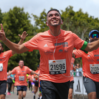 Atletas en el kilómetro 21 de la media maratón de Bogotá 2023
