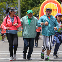 Grupo de corredores veteranos en la media maratón de Bogotá 2023