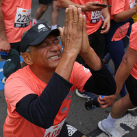 Corredores agradeciendo al terminar la media maratón de Bogotá 2023