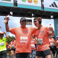 Corredores celebrando al terminar la media maratón de Bogotá 2023