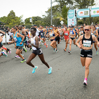 Corredores en el punto de inicio de la media maratón de Bogotá 2023