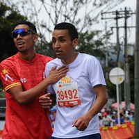 Corredores con espíritu de camaradería en la media maratón