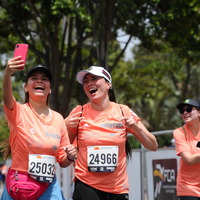 mujeres tomandose una selfie en el recorrido media maraton de Bogotá