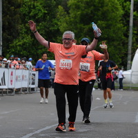 Corredor veterano cruzando la meta maratón Bogotá