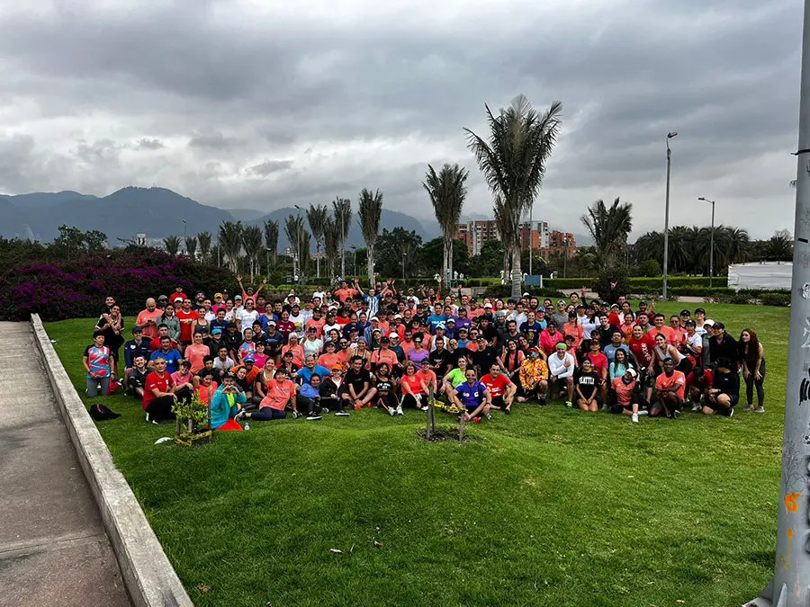 Corredores entrenando para la  media maratón de Bogotá 2025 en el Parque  Virgilio Barco