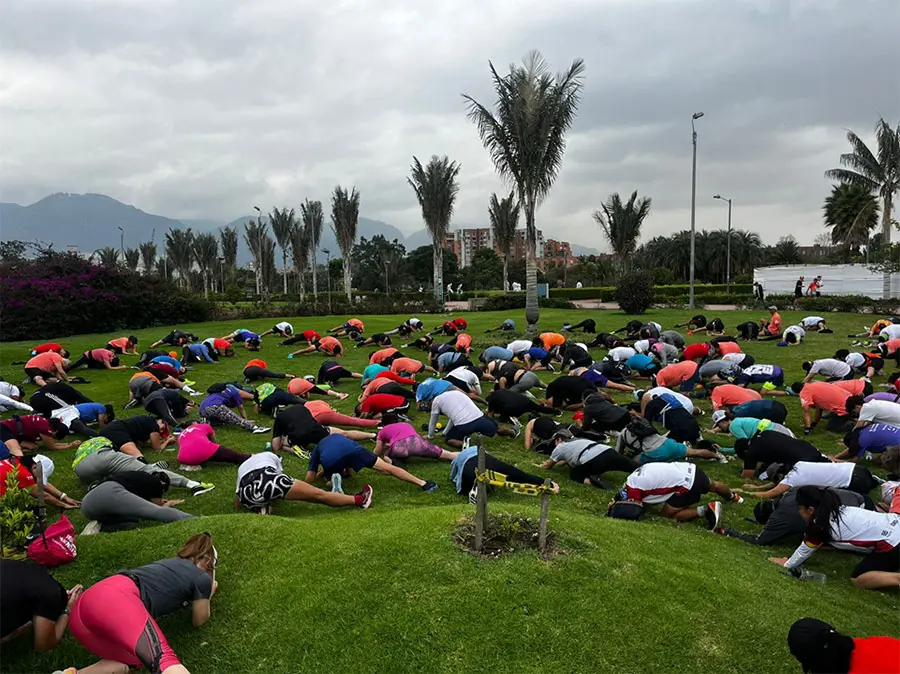 Grupo de corredores en el Parque Virgilio Barco entrenando para la mmB 2025