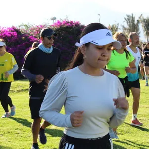 Chica con gorra adidas en entrenamiento mmB 2025