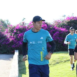 hombre con camisa de entreanmiento mmB 2024