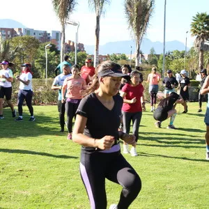 Mujer trotando junto  entrenamiento mmB