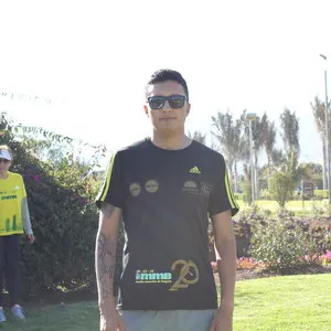 Joven con gafas negras en entrenamiento