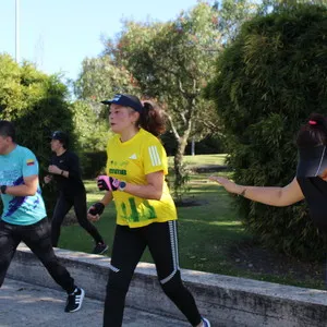 Mujer llena de energia entrenando