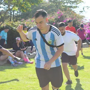 hombre con camisa de argentina entrenando