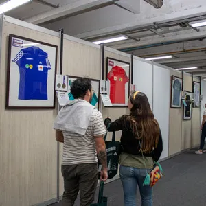 Asistentes viendo el museo de la media maratón de Bogotá