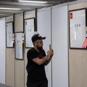 Asistentes explorando el museo de la media maratón de Bogotá