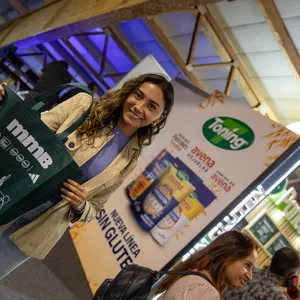 Asistente explorando la feria con el Kit del atleta