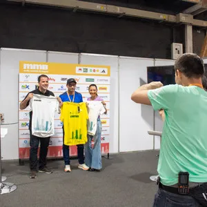 Asistentes mostrando la camiseta de la media maratón de Bogotá