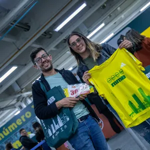 Pareja de atletas mostrando su kit recién reclamado