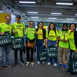 Grupo de atletas interactuando con el kit de la carrera atlética