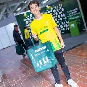 Participante posando con la camiseta oficial de la media maratón